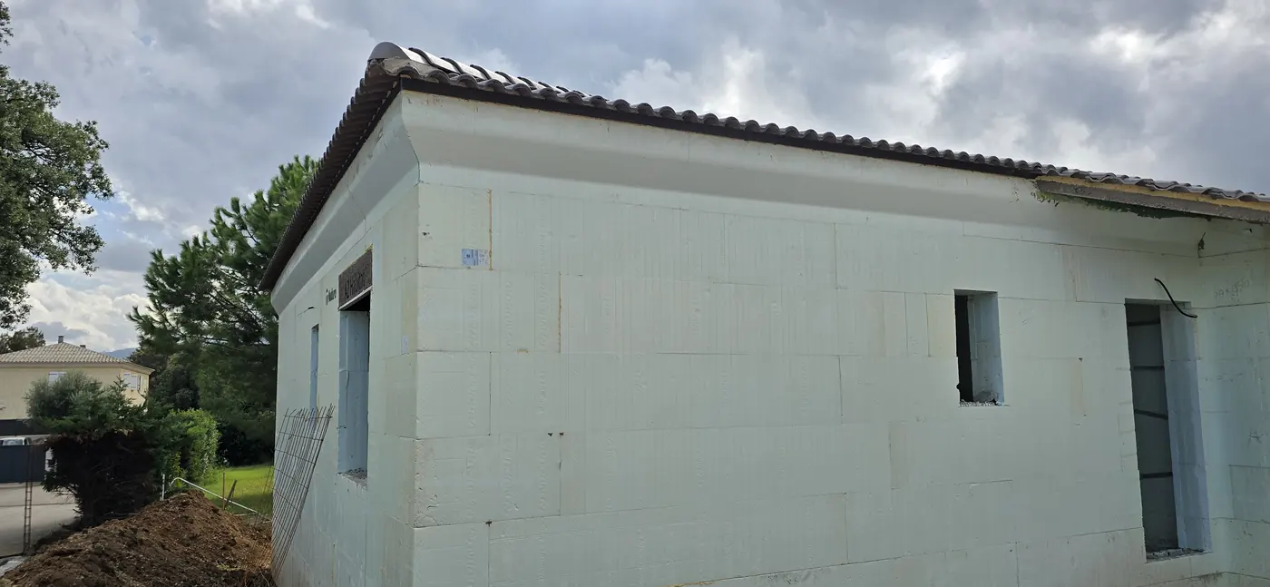 Pignon de la villa de Borgo avec débord de toit et corniche réalisés en blocs Nudura