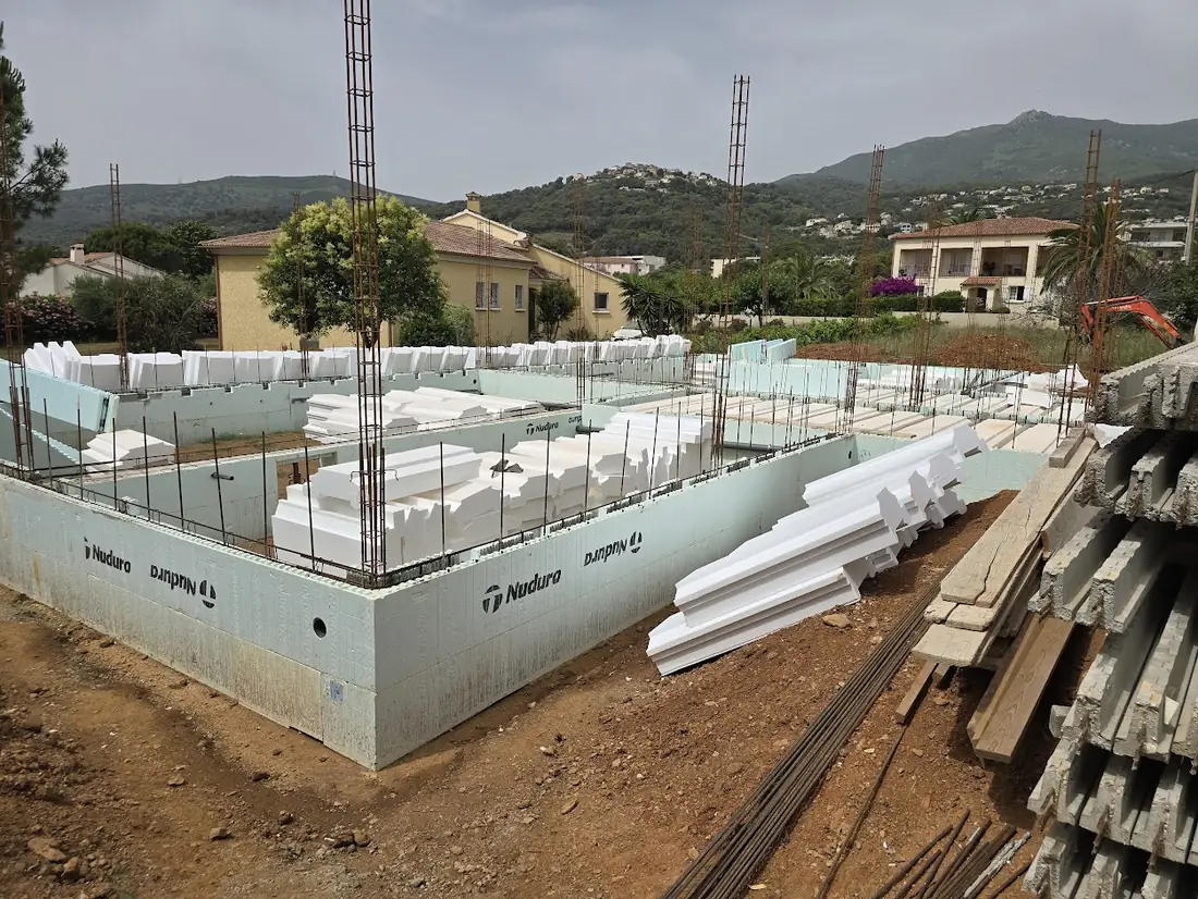 Soubassement Nudura monté à Borgo, hourdis isolants en place avant coulage du plancher