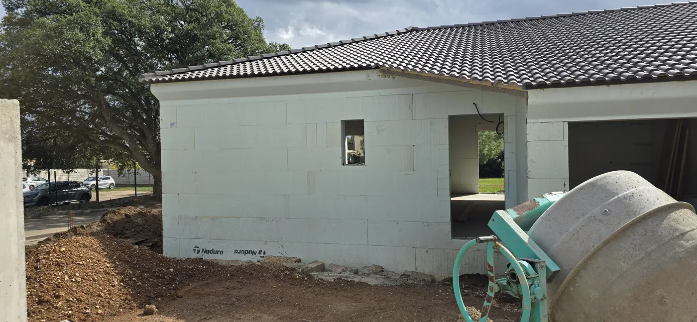 Villa à Borgo couverte en tuiles, murs Nudura montés, ouvertures en attente de menuiseries