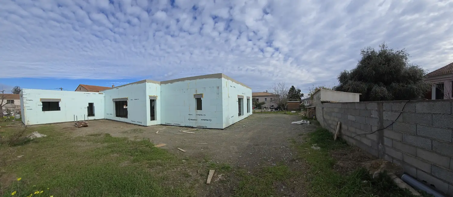 Villa en L à Borgo, murs Nudura montés sur toute la longueur, ouvertures et linteaux en place