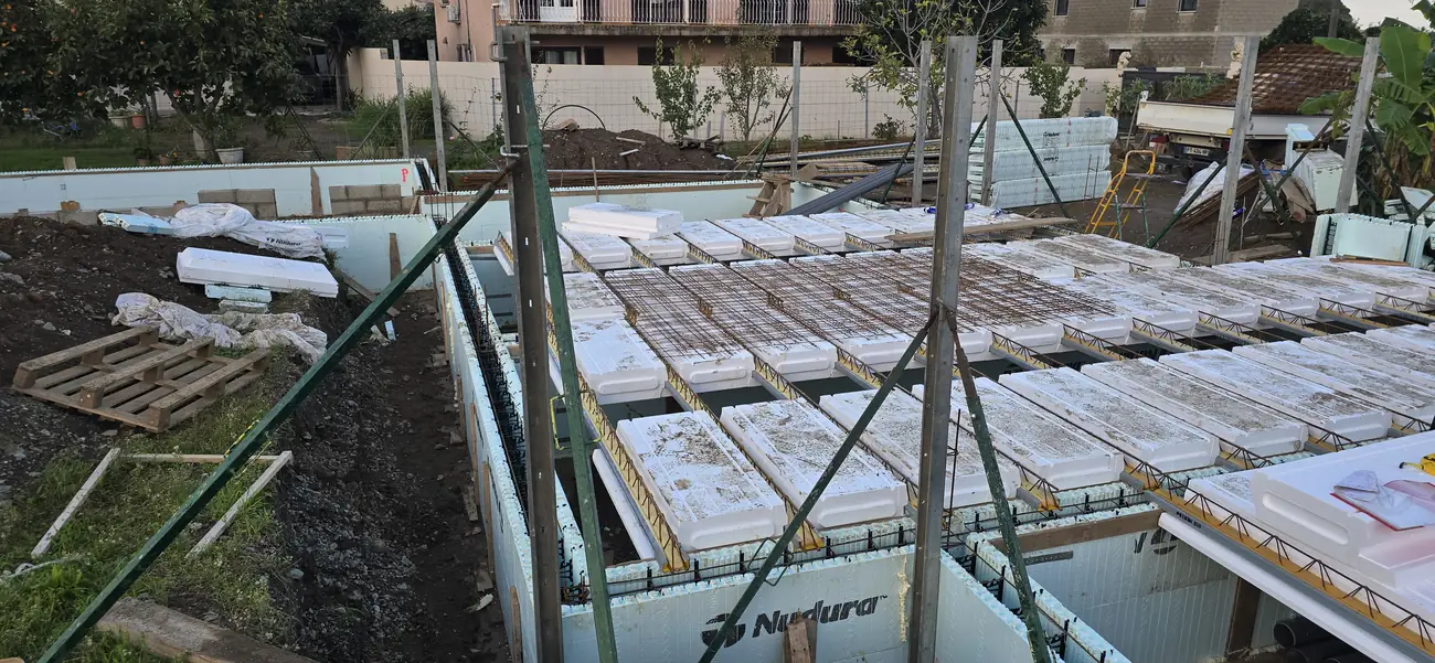 Plancher à poutrelles et hourdis isolants étayé au-dessus des murs Nudura, treillis d'armature posé avant coulage