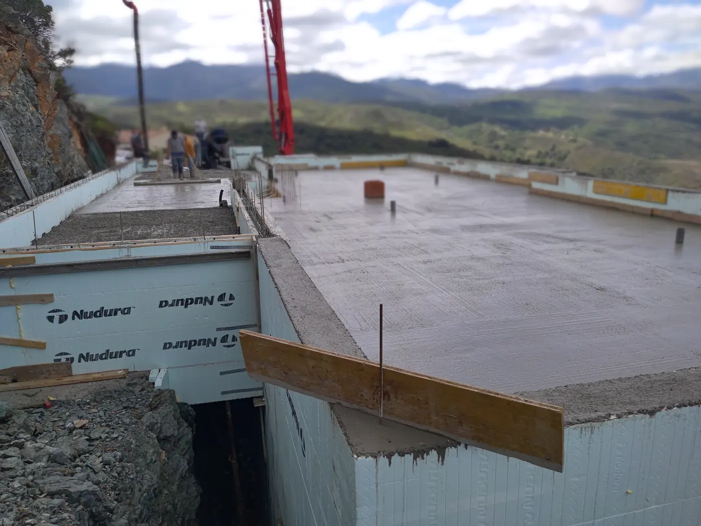 Dalle coulée sur un terrain rocheux en pente à Oletta, vide sanitaire visible sous le plancher